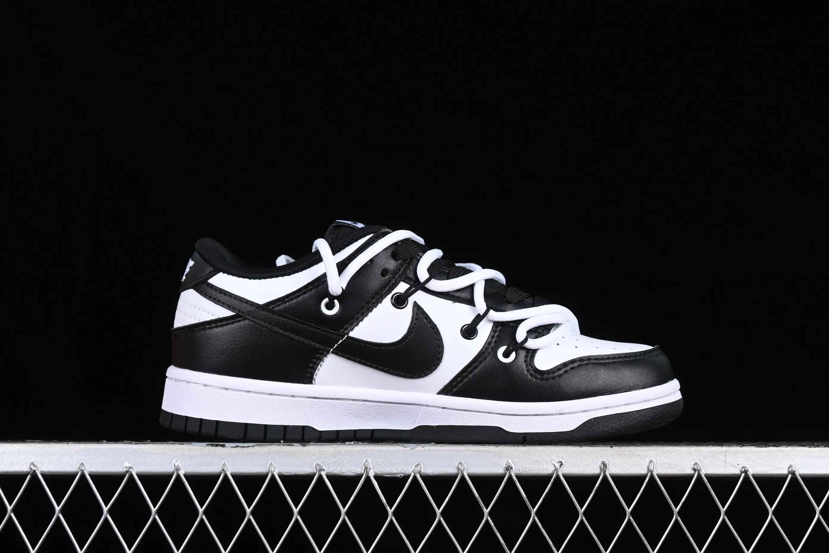 All Categories Nk SB Dunk Series Nk SB Dunk Low Low-top sneakers Nk Dunk Low Black and White Panda Customized version of deconstructed strap casual sneakers DD1391-100